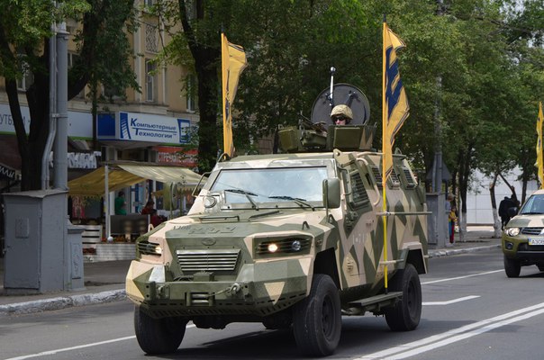 Προκαλούν οι Ουκρανοί: Παρέλασαν στην άδεια Μαριούπολη για τη 2η επέτειο «απελευθέρωσης» της πόλης