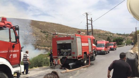 Υπό μερικό έλεγχο έχει τεθεί η μεγάλη φωτιά στην Κνωσό
