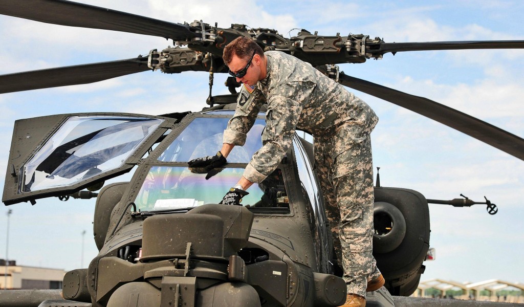 Οι ΗΠΑ έριξαν τα ΑΗ-64 Apache στη μάχη κατά του ISIS στο Ιράκ