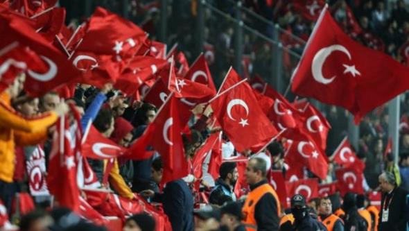 Τούρκοι χούλιγκαν ανακοίνωσαν την άφιξή τους στη Γαλλία δείχνοντας τα όπλα τους [φωτό]