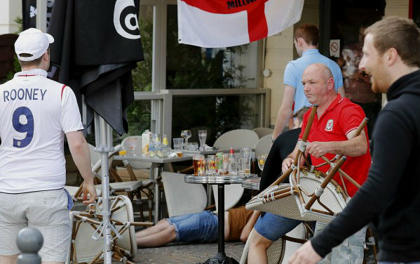 Οι Ρώσοι οπαδοί “μαύρισαν” και πάλι τους Άγγλους σε νέο γύρο επεισοδίων – Πεδίο μάχης αυτή τη φορά η Λίλ (φωτό-βίντεο)