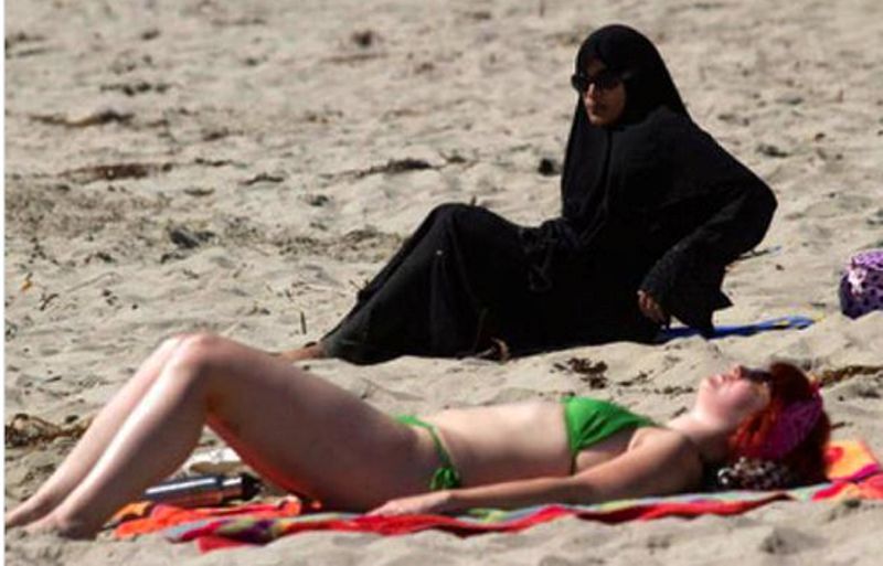Το μέλλον της Ελλάδας που μας φέρνουν: Μουσουλμάνοι απαιτούν από λουόμενες στο Μαρόκο να μην φορούν μπικίνι (φωτό)