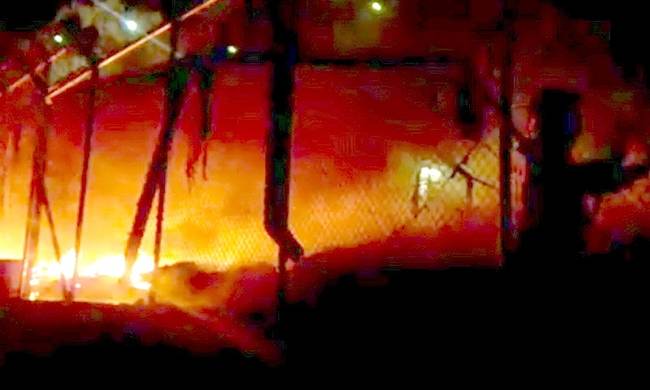 Λέσβος: Νέα επεισόδια στο hot spot στη Μόρια – Μετανάστες έβαλαν φωτιά σε κοντέινερ