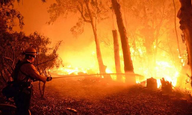 ΗΠΑ: Ανεξέλεγκτες πυρκαγιές στην Καλιφόρνια απειλούν σπίτια- 800 πυροσβέστες δίνουν μάχη (φωτό)