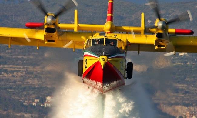 Τί βλέπει ένας πιλότος πυροσβεστικού Canadair (vid)