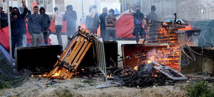 Λέσβος: Μετανάστες έβαλαν φωτιά σε κοντέινερ σε hotspot