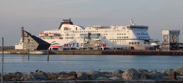 Έκλεισε το λιμάνι του Καλαί λόγω μεταναστών που προσπάθησαν να φτάσουν κολυμπώντας στα πλοία για Ντόβερ