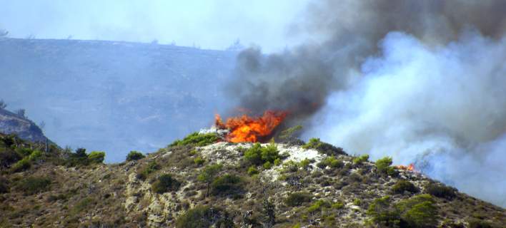 Συνεχίζεται η κατάσβεση της πυρκαγιά στη Ρόδο: Μικρές αναζωπυρώσεις- Θέμα χρόνου να τεθεί υπό πλήρη έλεγχο (βίντεο)