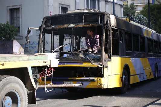 Πολυτεχνείο: Τα «δρομολόγια του τρόμου» – Μεγάλες παρακάμψεις λεωφορείων και τρόλεϊ για να μην καούν