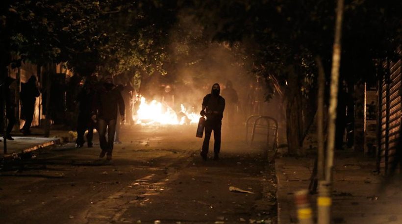 Επίθεση με μολότοφ σε διμοιρία των ΜΑΤ και σε κτίριο του υπουργείου Πολιτισμού