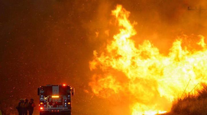 Επεκτάθηκε η πυρκαγιά στη νότια Καλιφόρνια – Εκκενώθηκαν σπίτια