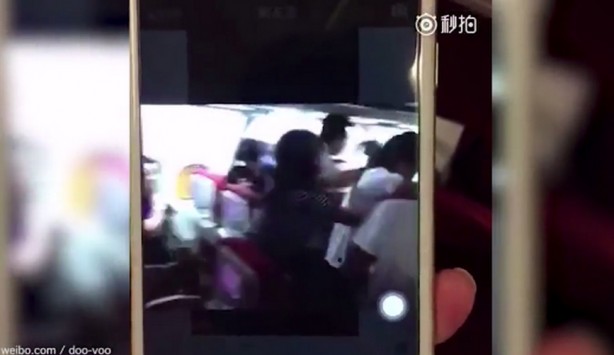 Καυγάς σε αεροπλάνο μετά από καθυστέρηση 4 ωρών (vid)