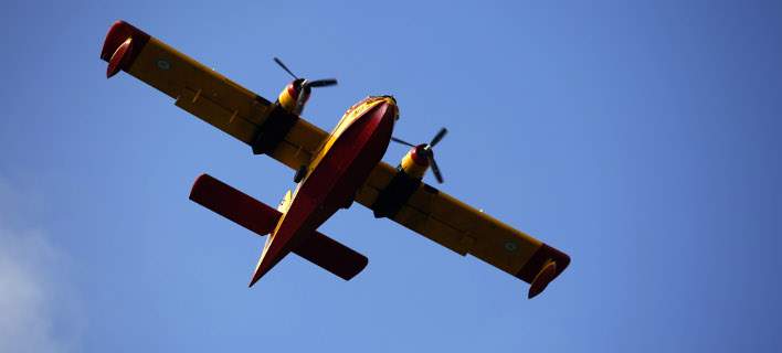 Κύπρος: Δύο ελληνικά «καναντέρ» συνδράμουν στην κατάσβεση της μεγάλης πυρκαγιάς που καίει από χτες (φωτό)