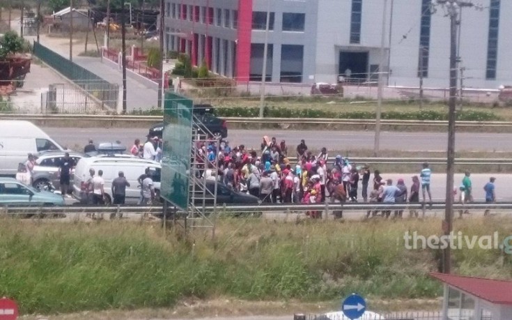 Πρόσφυγες απέκλεισαν την Εθνική Οδό Θεσσαλονίκης – Αθήνας στο ύψος της Σίνδου