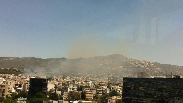 «Συναγερμός» για μεγάλη φωτιά στο άλσος Συγγρού- Επί τόπου 15 οχήματα της Πυροσβεστικής