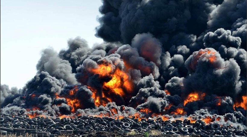 Εντυπωσιακή φωτογραφία από την πυρκαγιά σε εργοστάσιο ανακύκλωσης ελαστικών στη Λάρισα