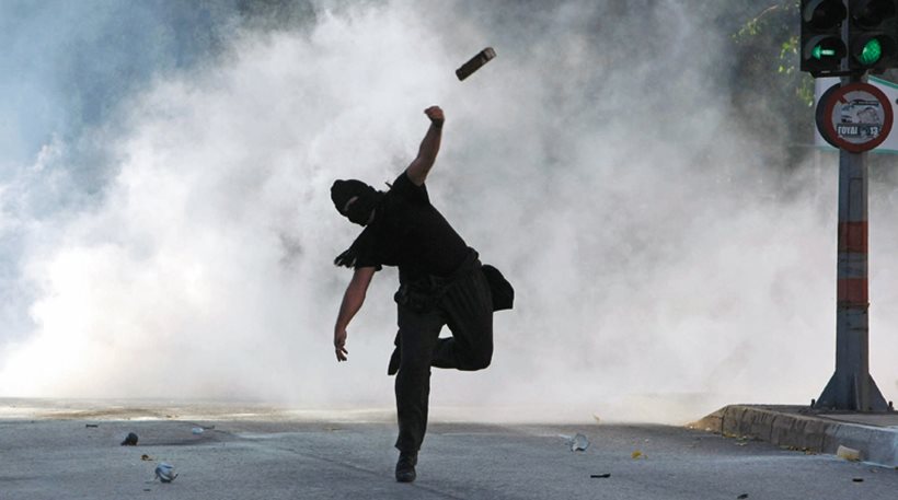 Πάτρα: Επίθεση με μολότοφ στο Α’ αστυνομικό τμήμα