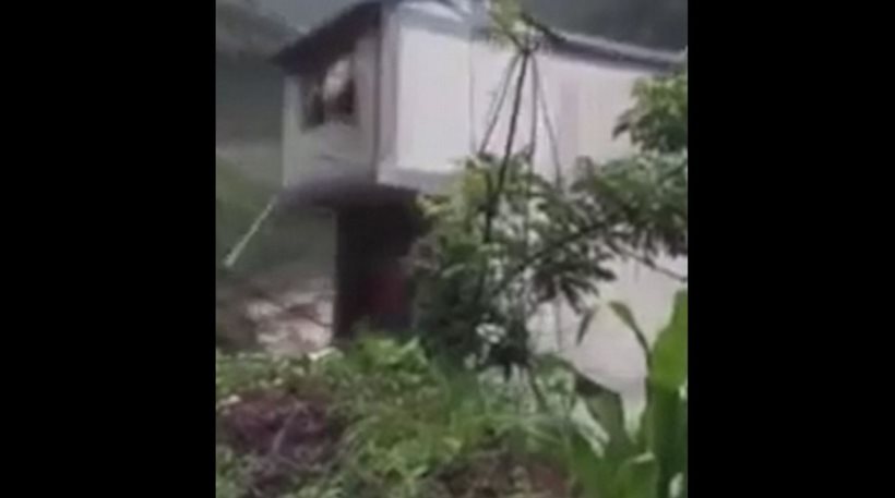 Ποταμός «καταπίνει» τριώροφο κτήριο στην Κίνα! (βίντεο)