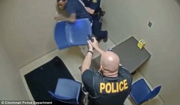 Ύποπτος για φόνο αρπάζει το όπλο αστυνομικού και φωνάζει «σκότωσέ με» (vid)