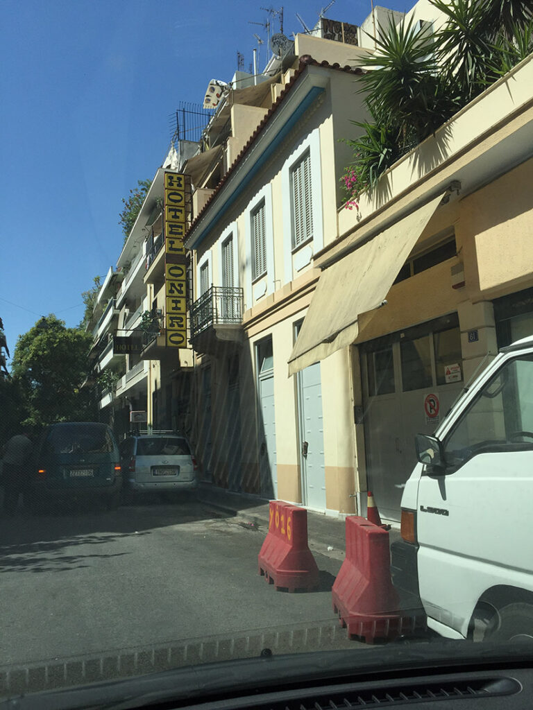 Και δεύτερο ξενοδοχείο κατέλαβαν οι αλληλέγγυοι για να βάλουν μετανάστες – Η καταπάτηση της ιδιωτικής περιουσίας καλά κραττεί [φωτό]