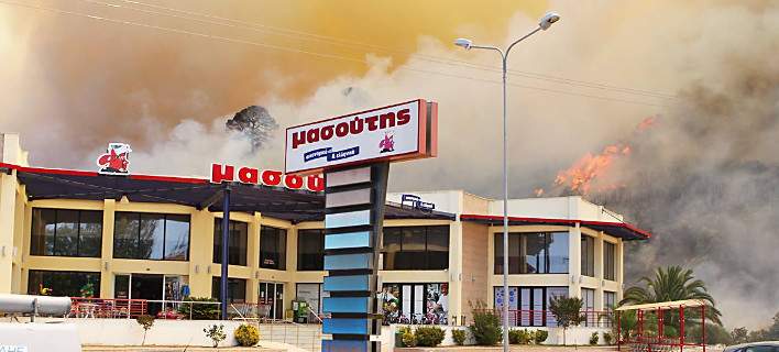 Κάηκαν αποθήκες του Πόρτο Καρράς στην φωτιά της Χαλκιδικής