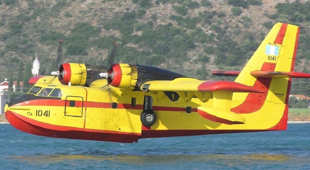 Πτήση πάνω από τις φλόγες: Τι βλέπουν οι χειριστές των Καναντέρ (vid)