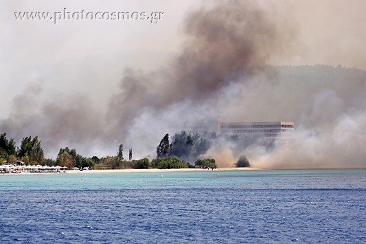Σε επιφυλακή η Πυροσβεστική στο Ν. Μαρμαρά Χαλκιδικής: “Μάλλον είναι ανθρώπινο χέρι”, λέει ο δήμαρχος Σιθωνίας