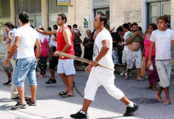 Εξωφρενικό: Ρομά επιτέθηκαν και τραυμάτισαν τον Αστυνομικό-Πρόεδρο της Αγίας Μαρίνας