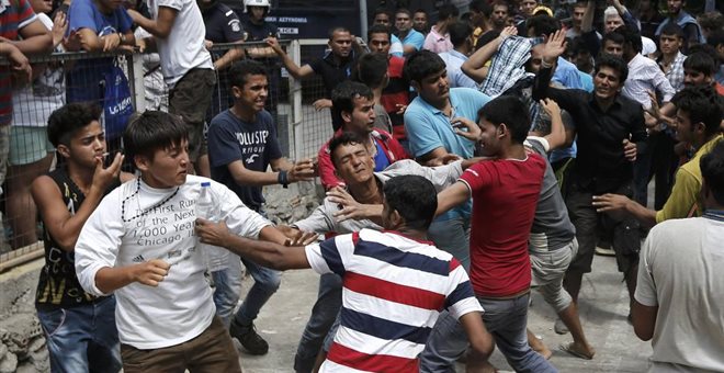 Νέα συμπλοκή μεταξύ μεταναστών στο λιμάνι της Χίου: Σύροι πέταξαν καρέκλες και μπουκάλια σε Αιγύπτιο