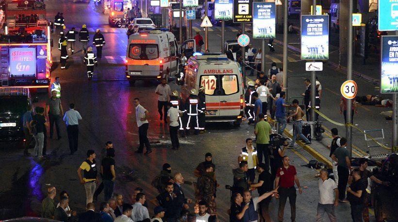 «Τρόμος, πανικός και παντού αίμα»: Η μαρτυρία Έλληνα που βρισκόταν στο αεροδόμιο «Ατατούρκ»