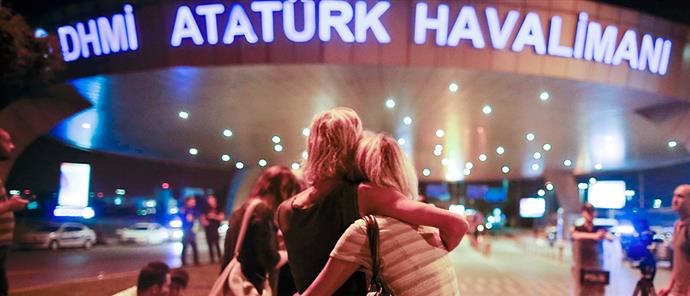 Τρόμος και χάος από τις εκρήξεις στο αεροδρόμιο της Κωνσταντινούπολης- Ανθρωποι κρύφτηκαν σε κατάστημα για να σωθούν (vid)