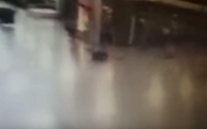 Αστυνομικός παλεύει με καμικάζι και εκείνος πυροδοτεί τα εκρηκτικά- Το δραματικό βίντεο από κάμερα ασφαλείας του «Ατατούρκ»