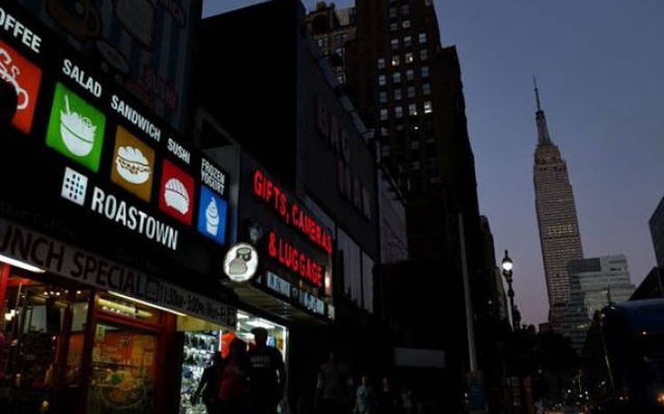 Το Empire State Building στο σκοτάδι σε ένδειξη πένθους για την επίθεση στην Τουρκία (φωτό)