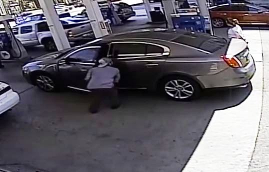 Το απύθμενο θράσος ενός ελαφροχέρη – Την έκλεψε μπροστά στα μάτια της (vid)