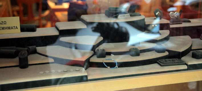 Ληστεία κοσμηματοπωλείου στη Γλυφάδα λίγα μέτρα από το αστυνομικό τμήμα