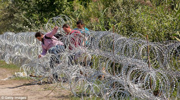 Βαριές καταδίκες από ουγγρικό δικαστήριο σε πρόσφυγες που πέρασαν τον συνοριακό φράχτη
