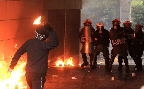 «Πεδίο μάχης» τα Εξάρχεια μεταξύ κουκουλοφόρων και ΜΑΤ