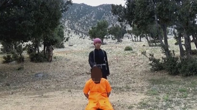 Νέο βίντεο φρίκης με ανήλικους τζιχαντιστές να εκτελούν αιχμαλώτους τους