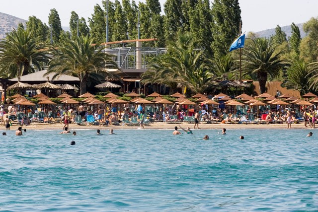 Εκκενώνεται παραλία στον Σχοινιά λόγω τηλεφωνήματος για βόμβα