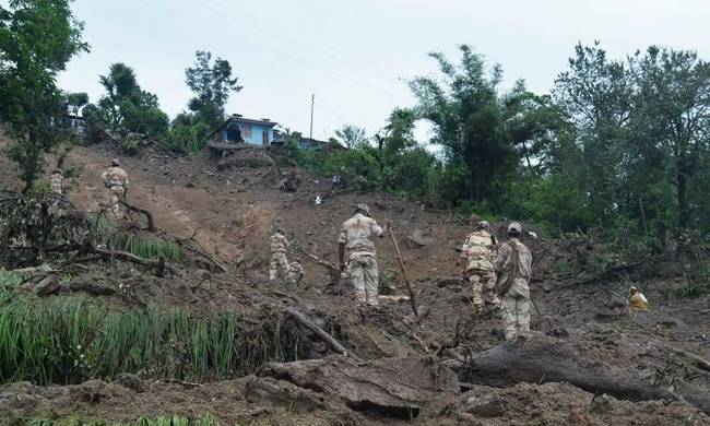 Φονικές πλημμύρες στην Ινδία – Δεκάδες αγνοούμενοι (vid)