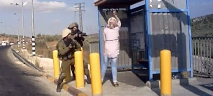 Η στιγμή που Παλαιστίνια επιτίθεται με μαχαίρι σε 2 Ισραηλινούς στρατιώτες και την πυροβολούν (φωτό, vid)