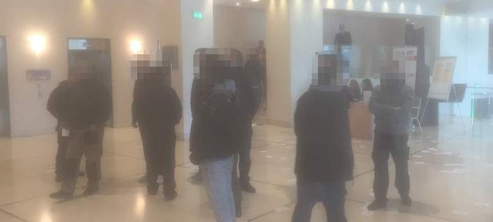 Η στιγμή της εισβολής του Ρουβίκωνα στο αεροδρόμιο «Ελευθέριος Βενιζέλος» (φωτό)