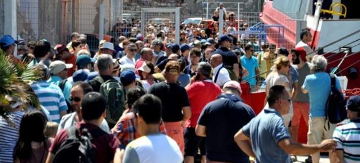 Τούρκοι τουρίστες «εγκλωβίστηκαν» στο λιμάνι της Χίου λόγω καθυστέρησης του ελέγχου διαβατηρίων (βίντεο)