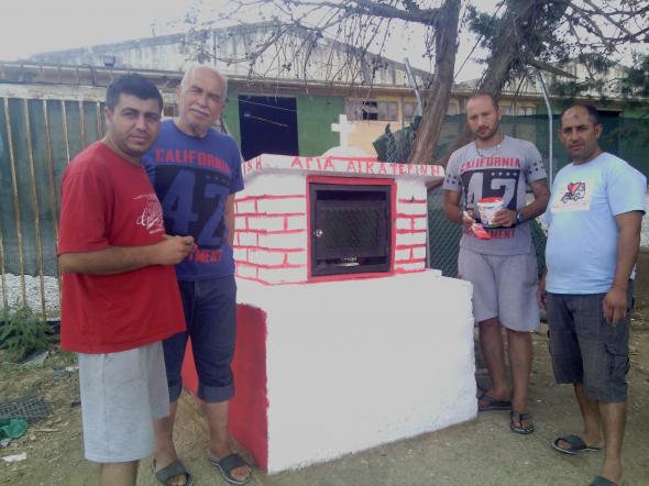 Θέρμη: Ο σπασμένος σταυρός και η «συγγνώμη» από τους πρόσφυγες [φωτό]