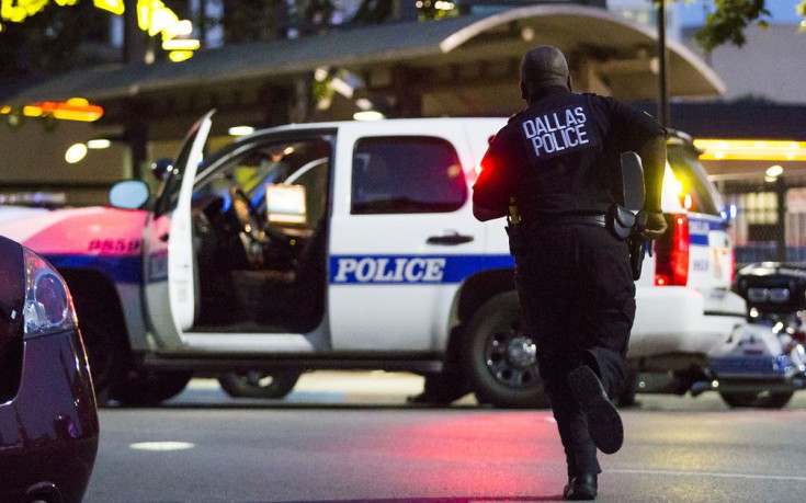 Πάνοπλοι αστυνομικοί λαμβάνουν θέσεις μάχης στο κέντρο του Ντάλας (βίντεο)