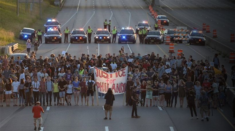 Τουλάχιστον 50 συλληφθέντες και πέντε αστυνομικοί τραυματίες σε πορεία στη Μινεσότα (φωτό&vid)