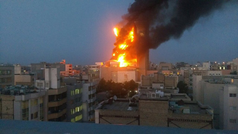 Στις φλόγες τυλίχτηκε εμπορικό κέντρο στο Ιράν (φωτό, vid)