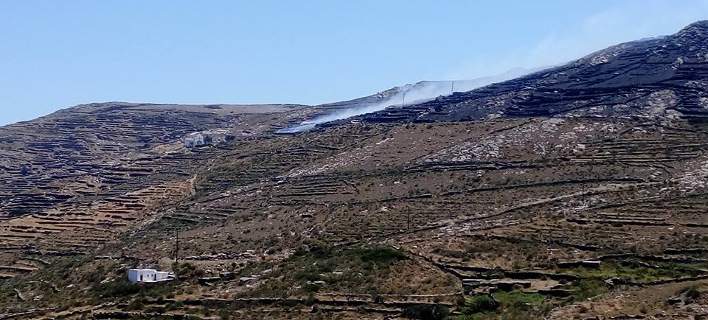 Αναζωπυρώθηκε η φωτιά στην Τήνο