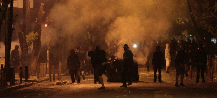 «Εμπόλεμη ζώνη» τη νύχτα η Πατησίων: Επίθεση κουκουλοφόρων με μολότοφ κατά των ΜΑΤ και ρίψη χημικών