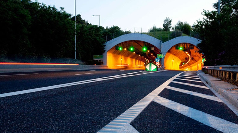 Φωτιά σε παράλληλο δρόμο της Αττικής Οδού- Ενισχύονται οι δυνάμεις της Πυροσβεστικής (φωτό) (upd)